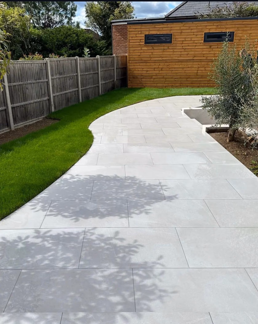 Porcelain patio garden with timber pergola (3)