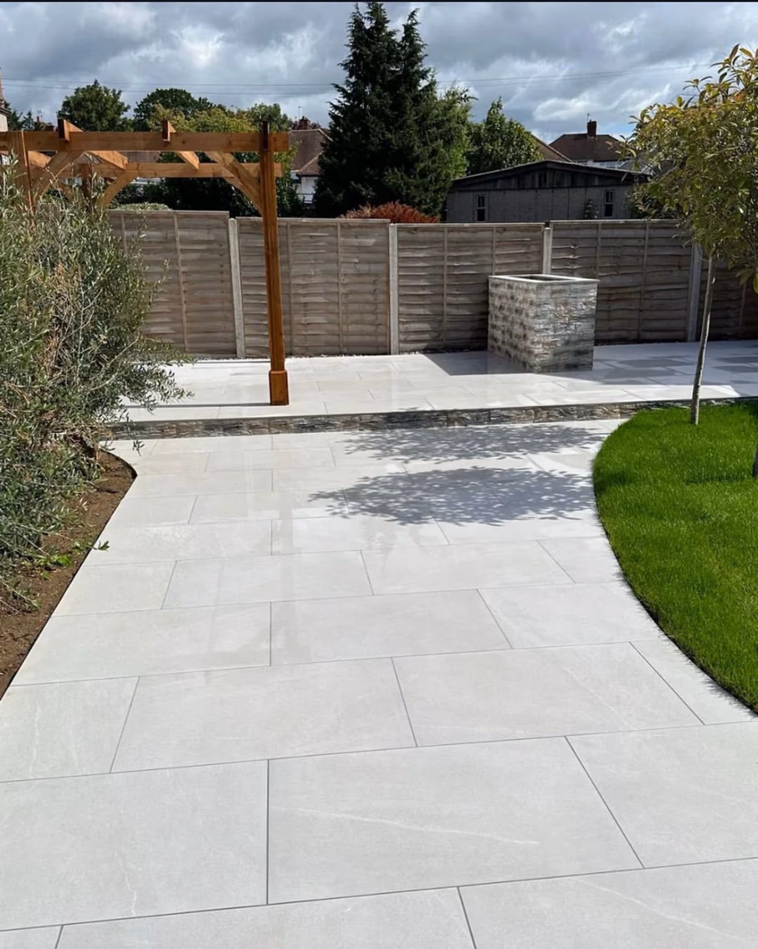 Porcelain patio garden with timber pergola (4)
