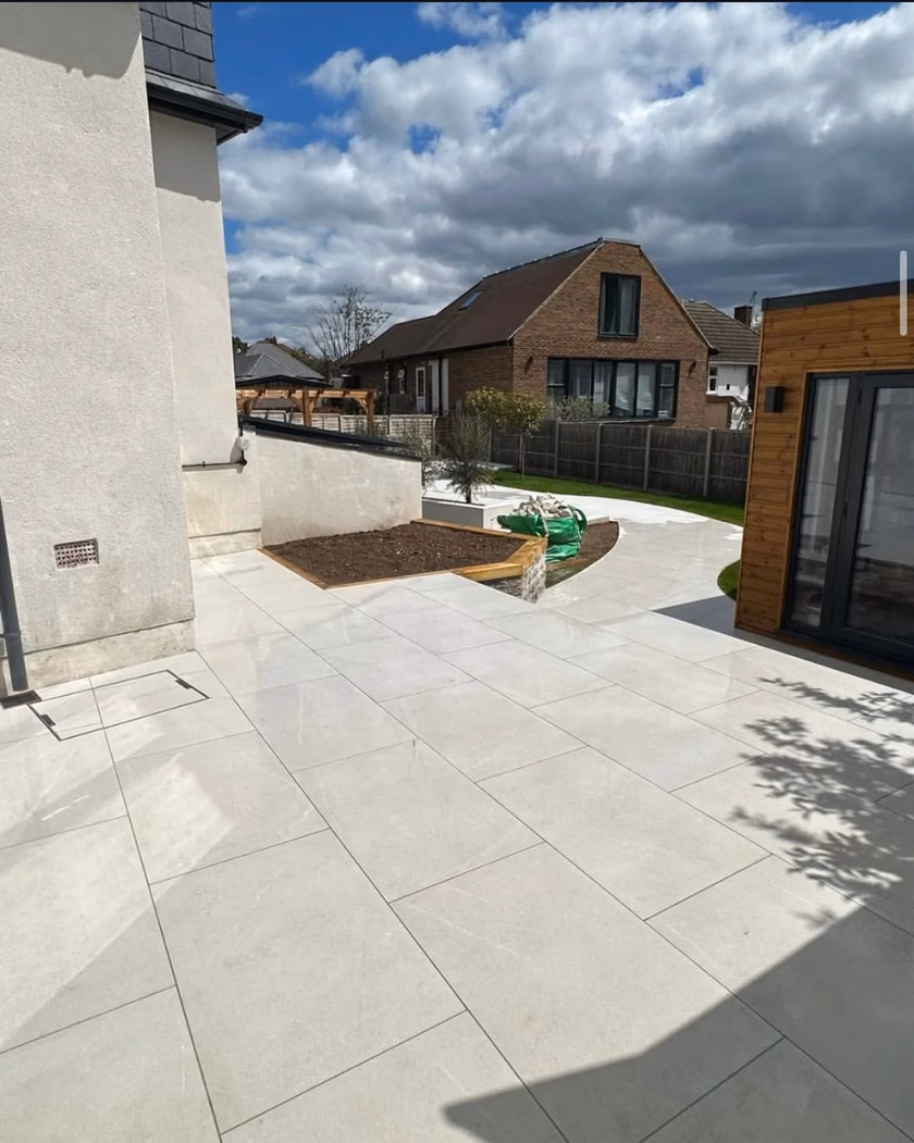 Porcelain patio garden with timber pergola (6)